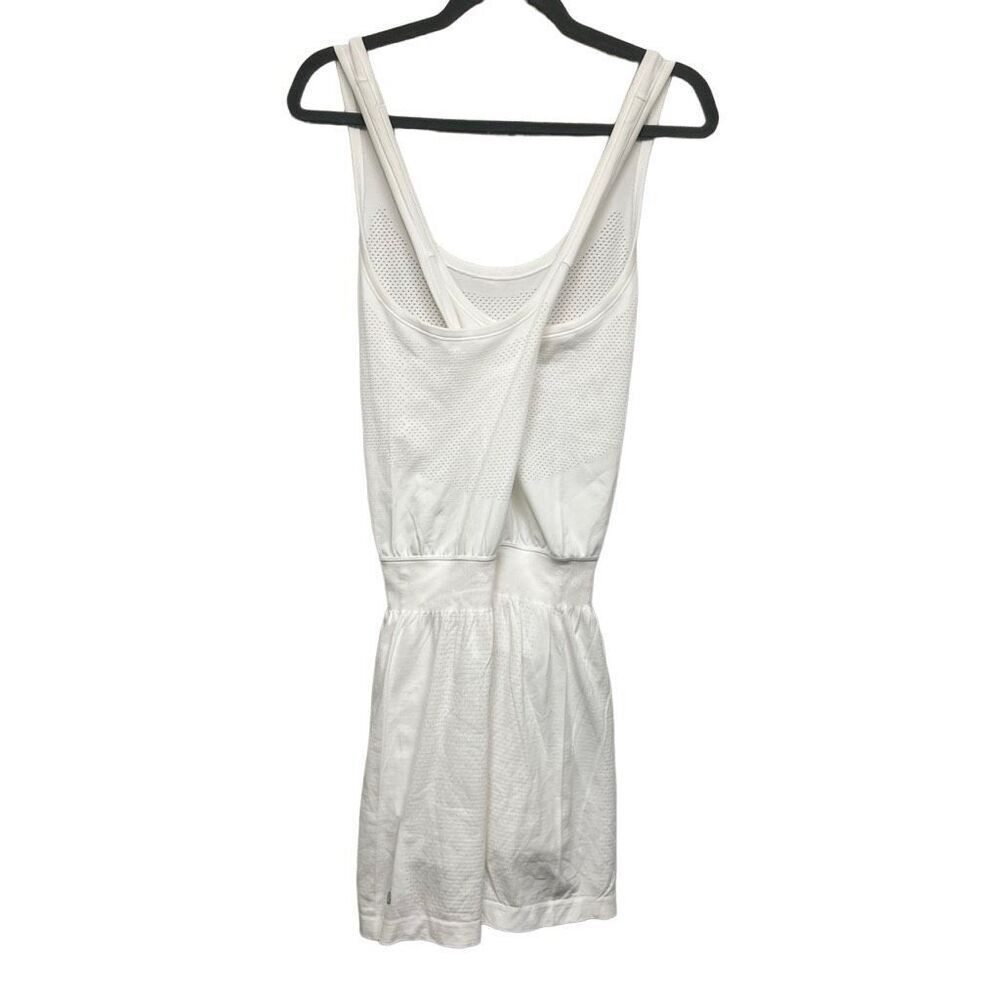 Lululemon white swiftly shorts dress size 4